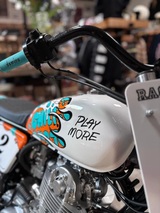 Player 2 – Yamaha SR500 Flat Tracker